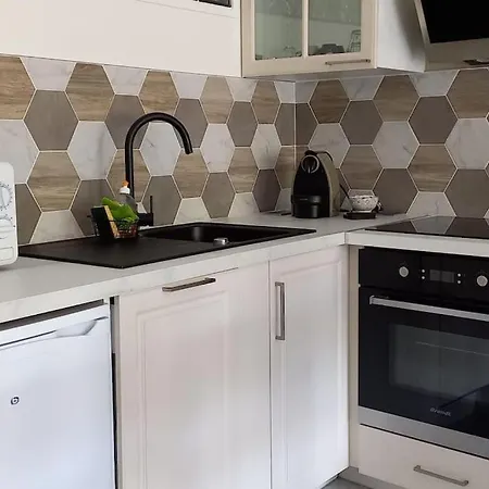 Le Regency, Familial Au Coeur Du Centre-ville, Des Celebres Jardins Bioves, Et Seulement A 1 Minute A Pied De La