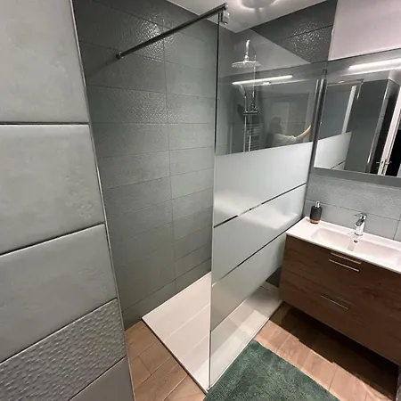 Le Regency, Familial Au Coeur Du Centre-ville, Des Celebres Jardins Bioves, Et Seulement A 1 Minute A Pied De La Apartman