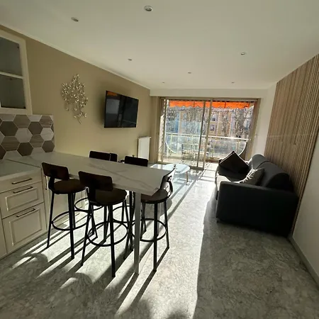 Le Regency, Familial Au Coeur Du Centre-ville, Des Celebres Jardins Bioves, Et Seulement A 1 Minute A Pied De La マントン