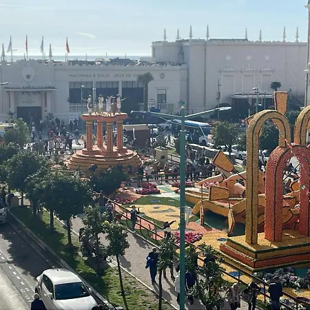 Le Regency, Familial Au Coeur Du Centre-ville, Des Celebres Jardins Bioves, Et Seulement A 1 Minute A Pied De La * Menton