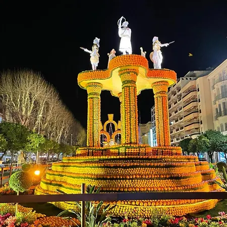 Le Regency, Familial Au Coeur Du Centre-ville, Des Celebres Jardins Bioves, Et Seulement A 1 Minute A Pied De La Lejlighed
