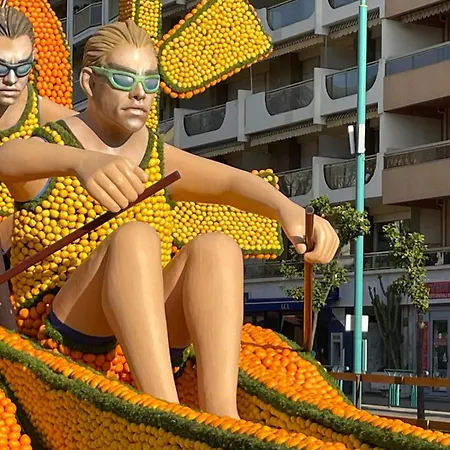 Le Regency, Familial Au Coeur Du Centre-ville, Des Celebres Jardins Bioves, Et Seulement A 1 Minute A Pied De La *