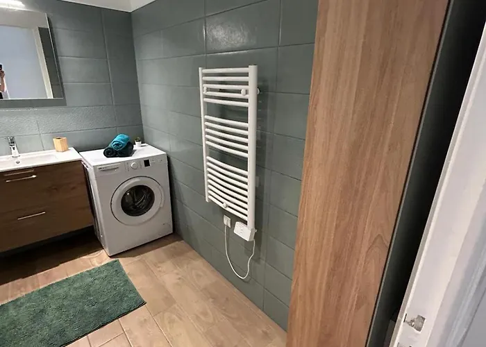 Le Regency, Familial Au Cœur Du Centre-ville, Des Célèbres Jardins Biovès, Et Seulement à 1 Minute à Pied De La *