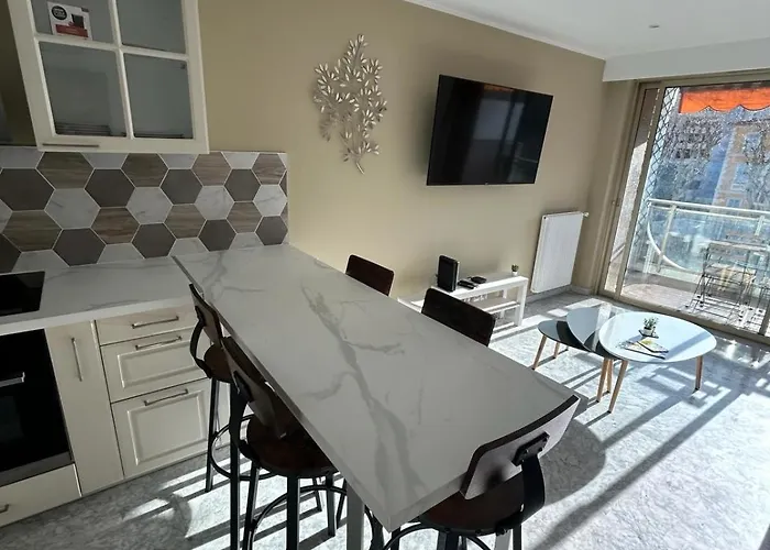 Le Regency, Familial Au Cœur Du Centre-ville, Des Célèbres Jardins Biovès, Et Seulement à 1 Minute à Pied De La Menton