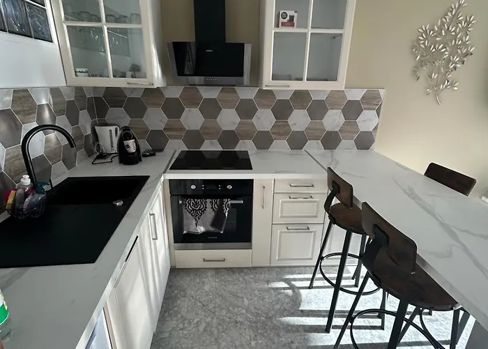 Le Regency, Familial Au Cœur Du Centre-ville, Des Célèbres Jardins Biovès, Et Seulement à 1 Minute à Pied De La * Menton