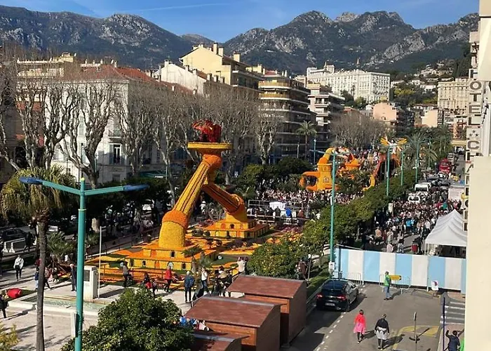 Le Regency, Familial Au Cœur Du Centre-ville, Des Célèbres Jardins Biovès, Et Seulement à 1 Minute à Pied De La