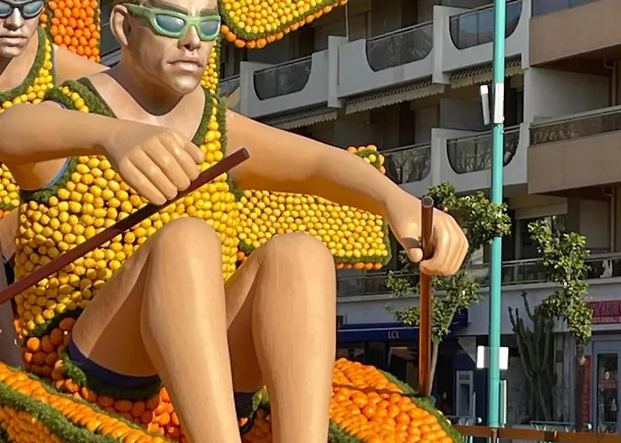 Le Regency, Familial Au Cœur Du Centre-ville, Des Célèbres Jardins Biovès, Et Seulement à 1 Minute à Pied De La *