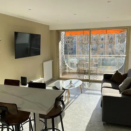 Apartment Le Regency, Familial Au Coeur Du Centre-ville, Des Celebres Jardins Bioves, Et Seulement A 1 Minute A Pied De La *