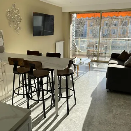 Le Regency, Familial Au Cœur Du Centre-ville, Des Célèbres Jardins Biovès, Et Seulement à 1 Minute à Pied De La Mentone