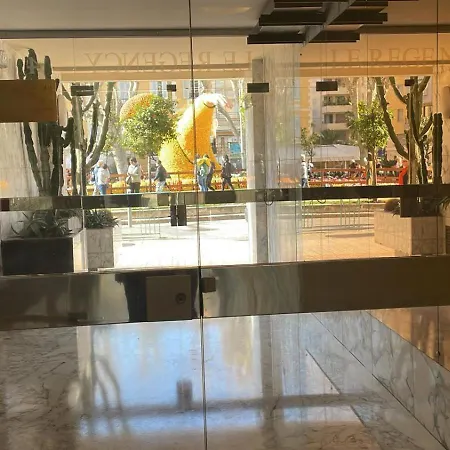 Le Regency, Familial Au Coeur Du Centre-ville, Des Celebres Jardins Bioves, Et Seulement A 1 Minute A Pied De La * Mentona