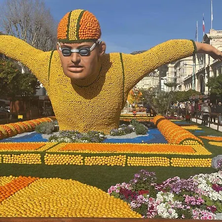 Le Regency, Familial Au Cœur Du Centre-ville, Des Célèbres Jardins Biovès, Et Seulement à 1 Minute à Pied De La *