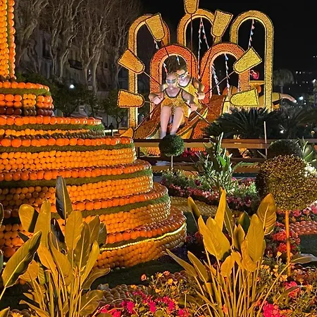 Le Regency, Familial Au Cœur Du Centre-ville, Des Célèbres Jardins Biovès, Et Seulement à 1 Minute à Pied De La Mentone