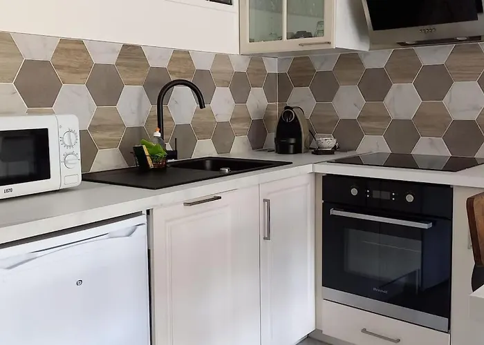 Le Regency, Familial Au Coeur Du Centre-ville, Des Celebres Jardins Bioves, Et Seulement A 1 Minute A Pied De La