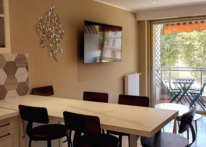 Le Regency, Familial Au Coeur Du Centre-ville, Des Celebres Jardins Bioves, Et Seulement A 1 Minute A Pied De La 아파트 멍똥