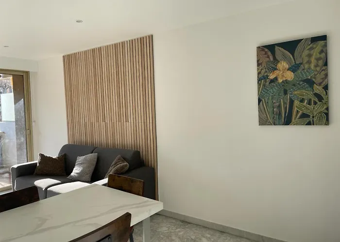 Le Regency, Familial Au Coeur Du Centre-ville, Des Celebres Jardins Bioves, Et Seulement A 1 Minute A Pied De La * 멍똥