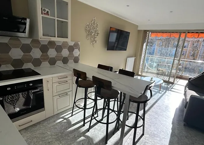 아파트 Le Regency, Familial Au Coeur Du Centre-ville, Des Celebres Jardins Bioves, Et Seulement A 1 Minute A Pied De La *