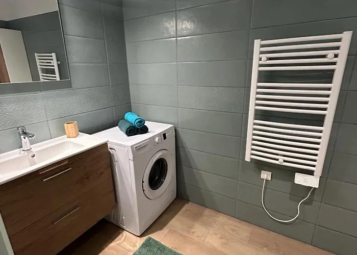 Le Regency, Familial Au Coeur Du Centre-ville, Des Celebres Jardins Bioves, Et Seulement A 1 Minute A Pied De La