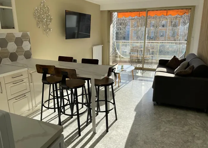 Le Regency, Familial Au Coeur Du Centre-ville, Des Celebres Jardins Bioves, Et Seulement A 1 Minute A Pied De La 멍똥