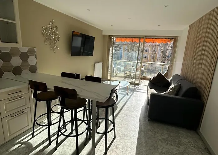 Le Regency, Familial Au Coeur Du Centre-ville, Des Celebres Jardins Bioves, Et Seulement A 1 Minute A Pied De La 멍똥