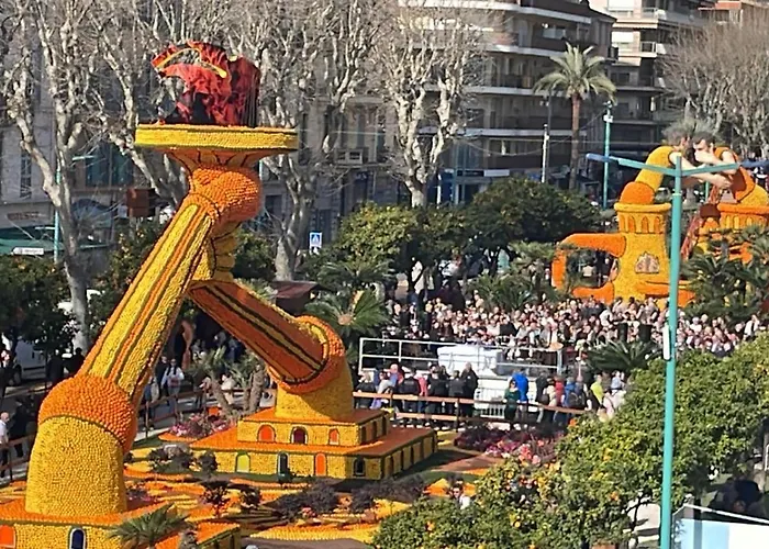 Le Regency, Familial Au Coeur Du Centre-ville, Des Celebres Jardins Bioves, Et Seulement A 1 Minute A Pied De La דירה מנטון