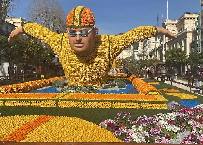 Le Regency, Familial Au Coeur Du Centre-ville, Des Celebres Jardins Bioves, Et Seulement A 1 Minute A Pied De La *