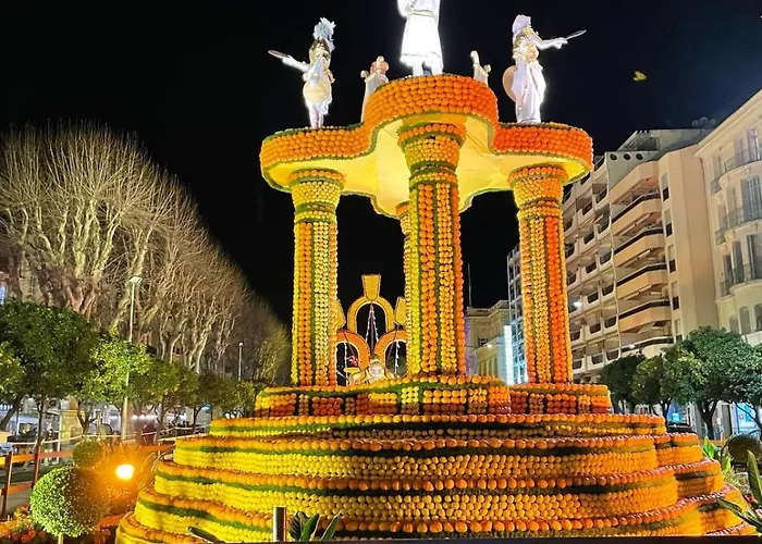 Le Regency, Familial Au Coeur Du Centre-ville, Des Celebres Jardins Bioves, Et Seulement A 1 Minute A Pied De La דירה