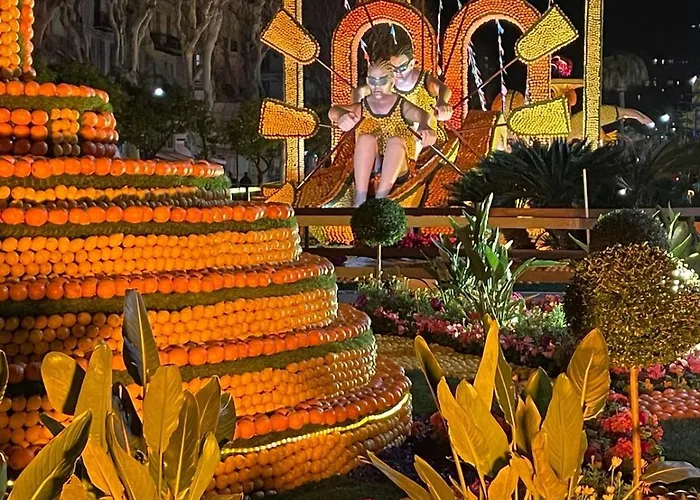 Le Regency, Familial Au Coeur Du Centre-ville, Des Celebres Jardins Bioves, Et Seulement A 1 Minute A Pied De La מנטון