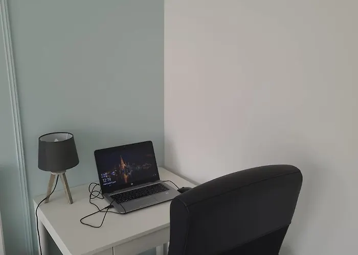 Le Regency, Familial Au Coeur Du Centre-ville, Des Celebres Jardins Bioves, Et Seulement A 1 Minute A Pied De La *